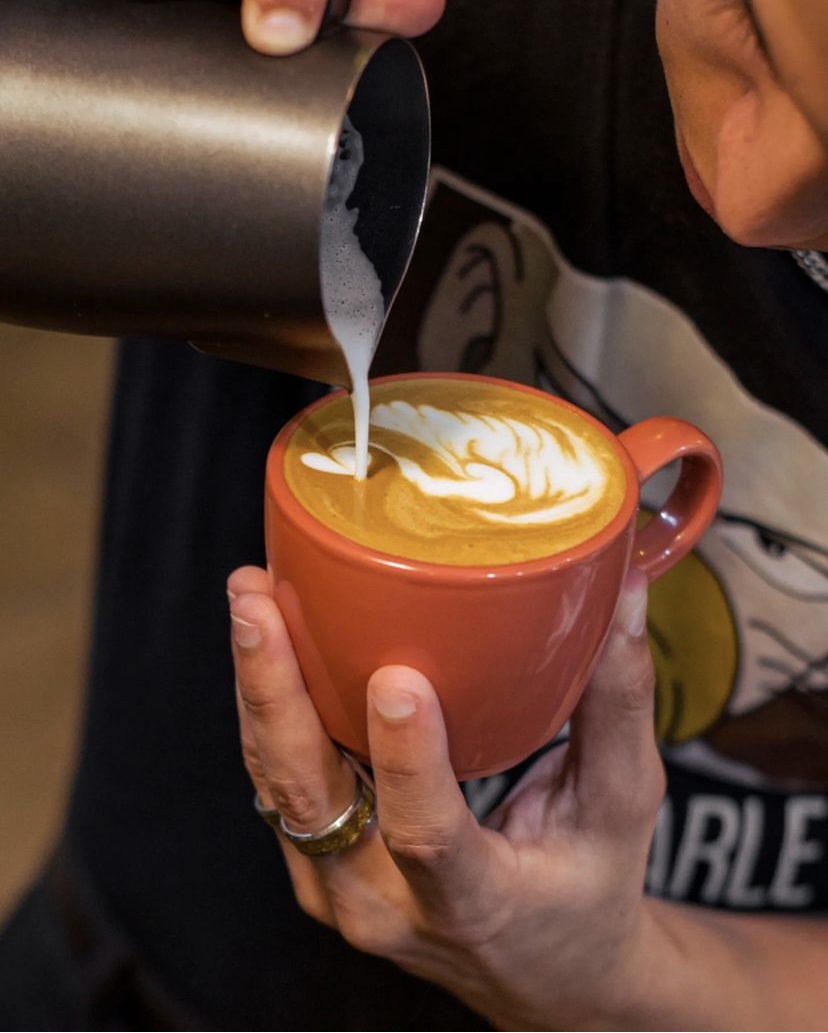 Barista preparando café en La Cafebrería