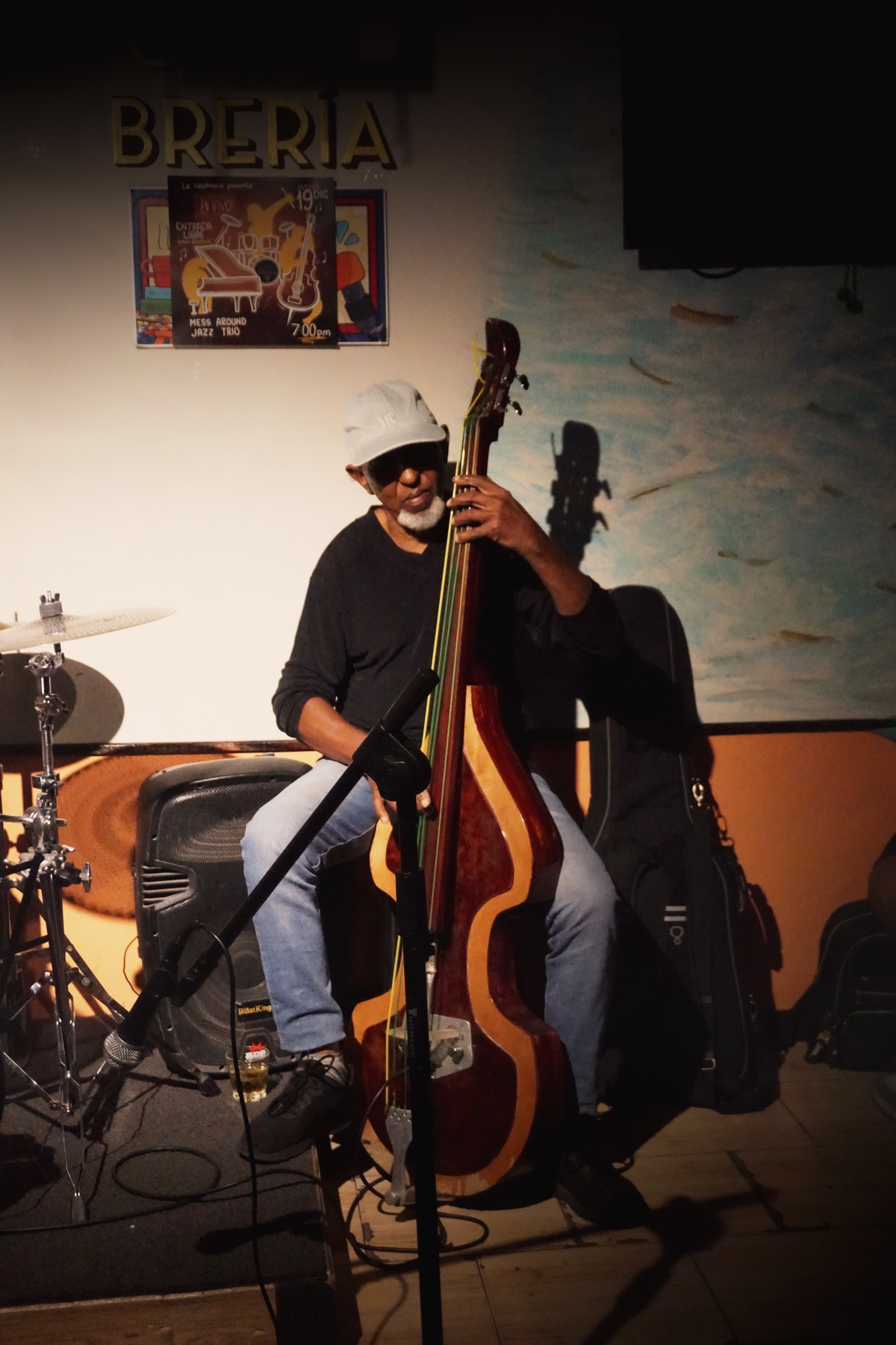 Músico en La Cafebrería