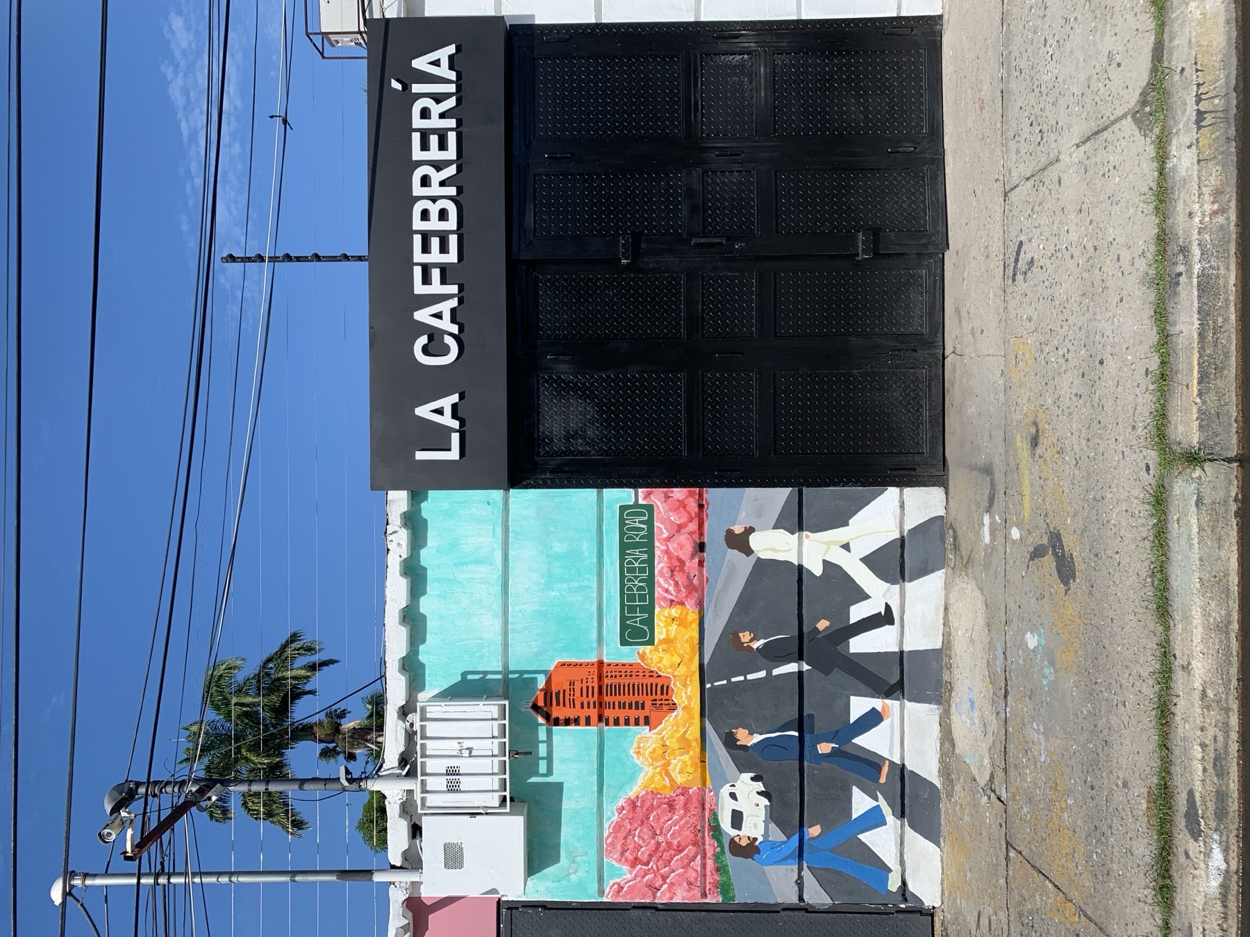 Fachada y mural de La Cafebrería