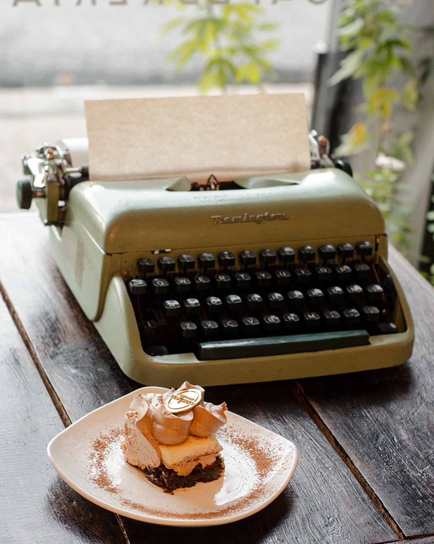 Máquina de escribir y postre